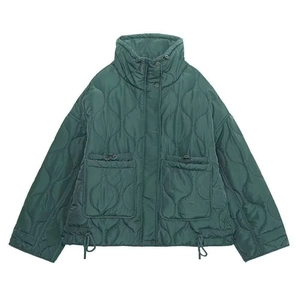 Détail d'une veste matelassée vert foncé avec col montant et grandes poches à cordon
