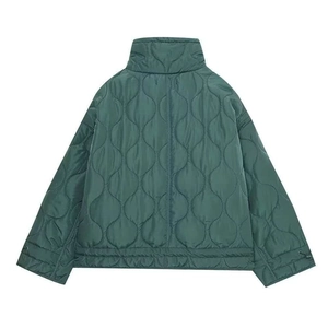 Vue arrière de la veste matelassée vert foncé avec coutures ondulées et col montant