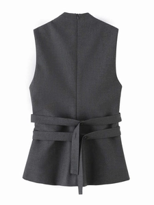 Dettaglio posteriore di un gilet grigio scuro senza maniche con cintura e zip invisibile