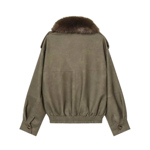 Makro-Detail der militärgrünen Wildlederimitat-Jacke mit plüschigem braunem Kunstfellkragen