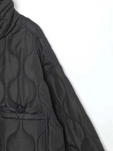 Détails de la veste matelassée noire avec poche à cordon et col montant de style décontracté