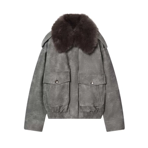 Damenjacke aus grauem Wildleder mit großem braunem Pelzkragen und praktischen Taschen