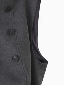 Dettaglio del gilet grigio scuro con bottoni neri e fodera viola liscia