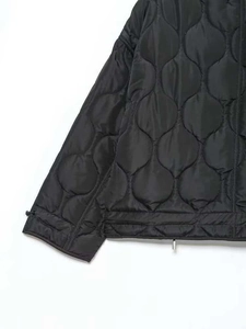 Détails du matelassage oignon sur veste noire avec cordon de serrage réglable au poignet