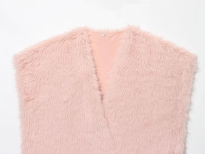 Detailansicht der Weste aus rosa Kunstpelz mit Innenfutter und dem S-Größenetikett