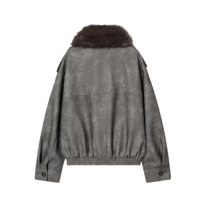 Detailansicht der Rückseite einer grauen Wildlederjacke mit Pelzkragen und Gummizugsaum