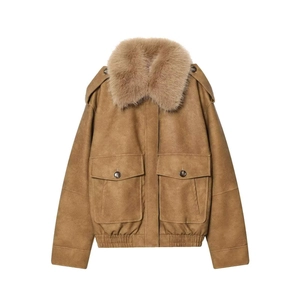 Details des Kunstfellkragens und der Wildlederstruktur der Khaki-Utility-Pilotenjacke
