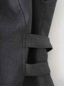 Dettaglio del gilet grigio antracite con moderni ritagli laterali e nastri tessuti