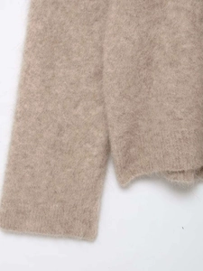 Nahaufnahme von weichem Alpaka-Strick mit flauschiger beiger Mohair-Textur und Fasern