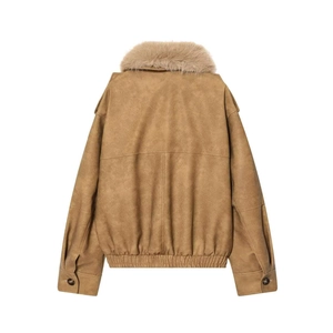 Detailansicht der Rückseite der khakifarbenen Wildlederjacke mit Pelzkragen und Saum
