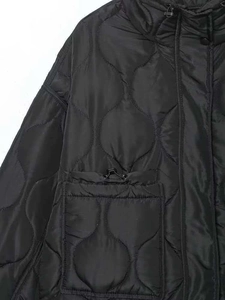 Détail de la veste matelassée noire avec motif oignon et grande poche plaquée élégante