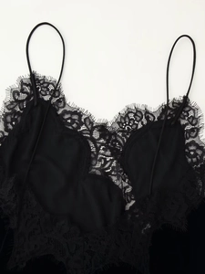 Détail de la dentelle délicate noire et du tissu satiné sur la robe en velours