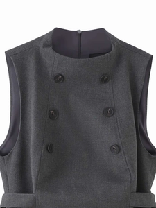 Dettaglio del gilet grigio scuro senza maniche con bottoni doppiopetto e zip posteriore