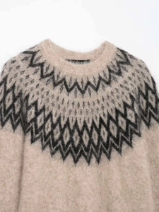Detail von Alpaka-Strickpullover mit geometrischem Jacquard und flauschiger Textur