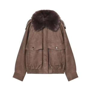 Dunkelbraune Wildlederjacke mit großem Kunstpelzkragen und Taschen im Utility-Stil für Winter
