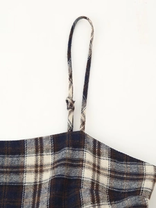Détail de la bretelle à carreaux vintage avec motif quadrillé bleu marine et brun