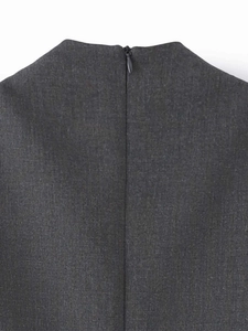 Dettaglio della cerniera invisibile sul retro di un gilet senza maniche grigio in tessuto