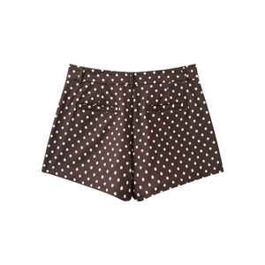 Détails de l'arrière du short marron à pois blancs avec taille haute et poches décoratives