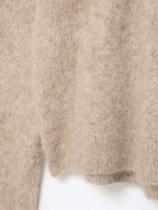 Makroaufnahme der flauschigen Alpaka-Woll-Strickwaren mit weicher Textur und Seitennaht-Detail