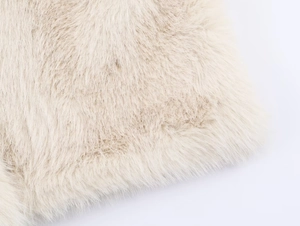 Primer plano de la suave y densa textura de piel sintética beige del chaleco de invierno