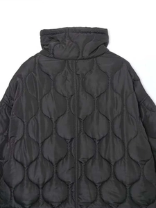 Vue arrière détaillée d'une veste matelassée noire avec col montant et détails froncés