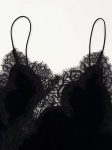 Détail de la dentelle délicate sur l'encolure d'une robe en velours noir chic