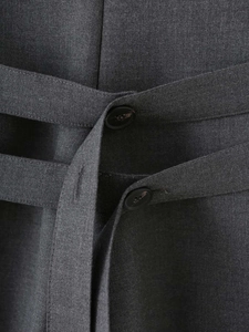 Dettaglio dei bottoni doppiopetto e tessuto twill su questo gilet grigio scuro