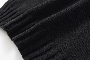 Vue détaillée du tissu en maille noire avec texture côtelée haut de gamme et tissage dense