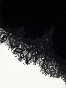 Détail de la bordure en dentelle noire et du tissu en velours sur l'ourlet de la robe