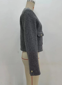 Vue détaillée d'une veste en tweed gris avec boutons dorés et poche latérale à rabat