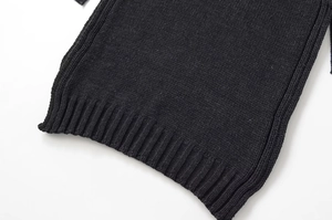 Gros plan du gilet noir en maille avec ourlet côtelé et texture de tricotage de qualité