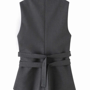 Gilet blazer smanicato grigio scuro con doppie cinghie regolabili sul retro liscio