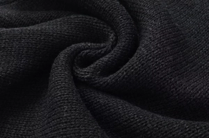 Gros plan sur la texture du tricot noir de qualité avec détails de fente sur le côté