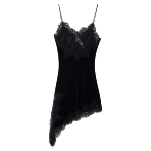 Robe nuisette chic en velours noir avec bordure dentelle et ourlet asymétrique