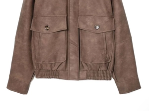 Detail einer dunkelbraunen Wildlederjacke mit Cargo-Klappentaschen und elastischem Saum