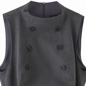 Elegante gilet senza maniche grigio scuro con doppio petto e scollo alto tondo