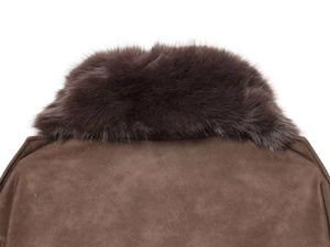 Detailansicht des weichen Pelzkragens und Wildleder-Materials der braunen Damenjacke
