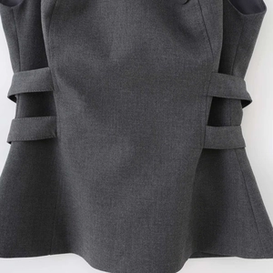 Gilet blazer smanicato grigio scuro con ritagli laterali e dettagli a doppia cinghia