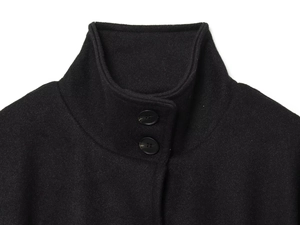 Dettaglio cappotto a mantella nero con collo alto e bottoni in tessuto di lana