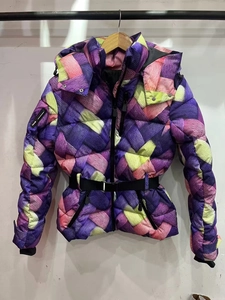 Détail de la veste de ski colorée avec motif en tricot vif et ceinture noire à la taille