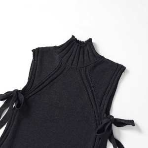 Gilet en tricot noir chic avec col montant, nœud latéral et motif texturé élégant