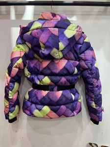 Vue détaillée du dos d'une veste de ski colorée à motif tissé avec une ceinture élastique