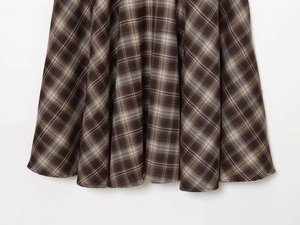 Détail du motif à carreaux marron et beige sur cette jupe mi-longue évasée à taille haute