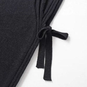 Gilet en maille noire pour femme avec fente latérale et ruban décoratif à nouer