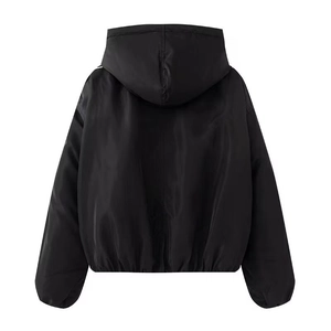 Vue arrière d'un blouson bomber noir décontracté avec capuche et ourlet élastique