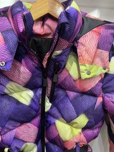 Détail de l'imprimé à texture tissée colorée sur la veste à capuche avec zip noir