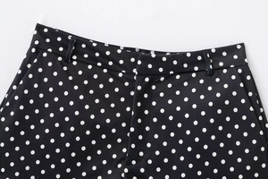 Gros plan détaillé sur le tissu à pois et les passants de ceinture du short décontracté