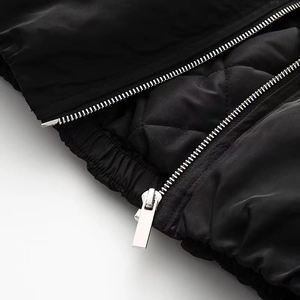 Veste bomber noire pour femme avec doublure matelassée en losange et zip en métal argenté