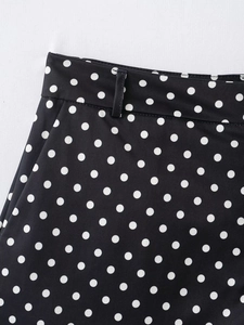 Détail du short à pois avec passants de ceinture, poches et texture en sergé