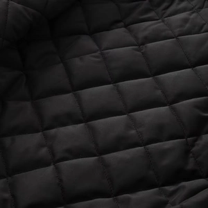Gros plan du tissu matelassé noir avec coutures carrées pour veste bomber femme